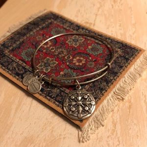 *RARE* 2016 Alex and Ani compass silver bracelet